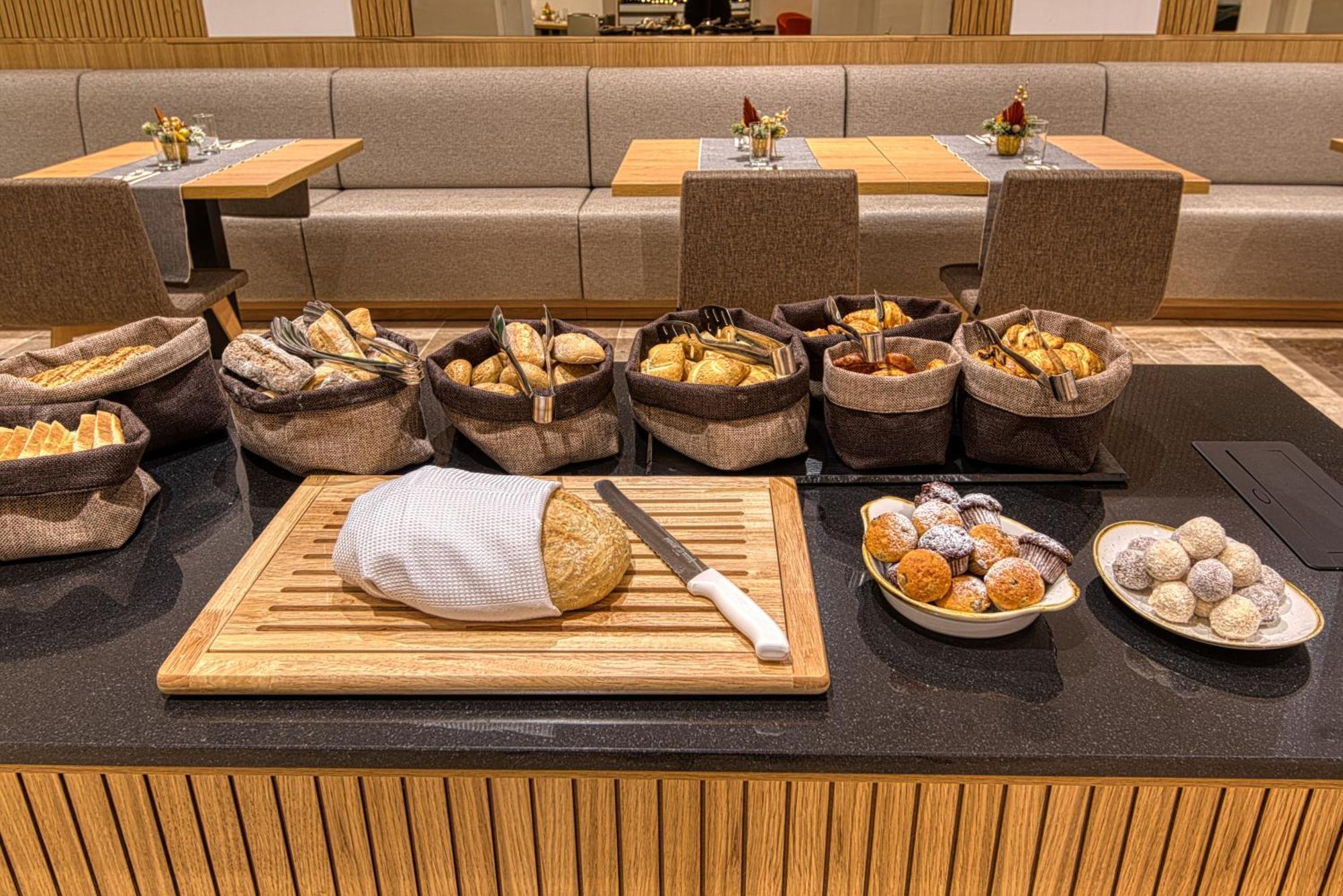 דובוגוקו Cardoner Hotel Es Konferenciakoezpont מראה חיצוני תמונה