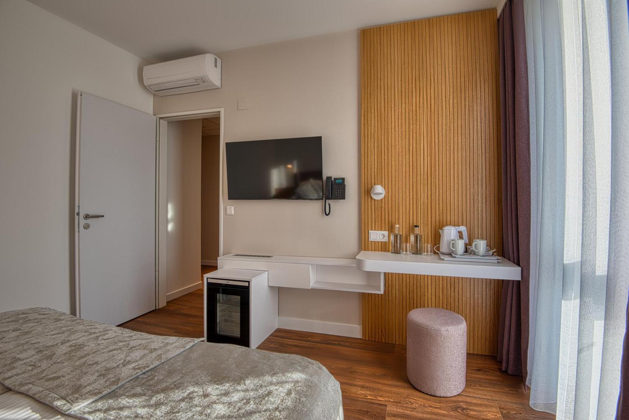 דובוגוקו Cardoner Hotel Es Konferenciakoezpont מראה חיצוני תמונה