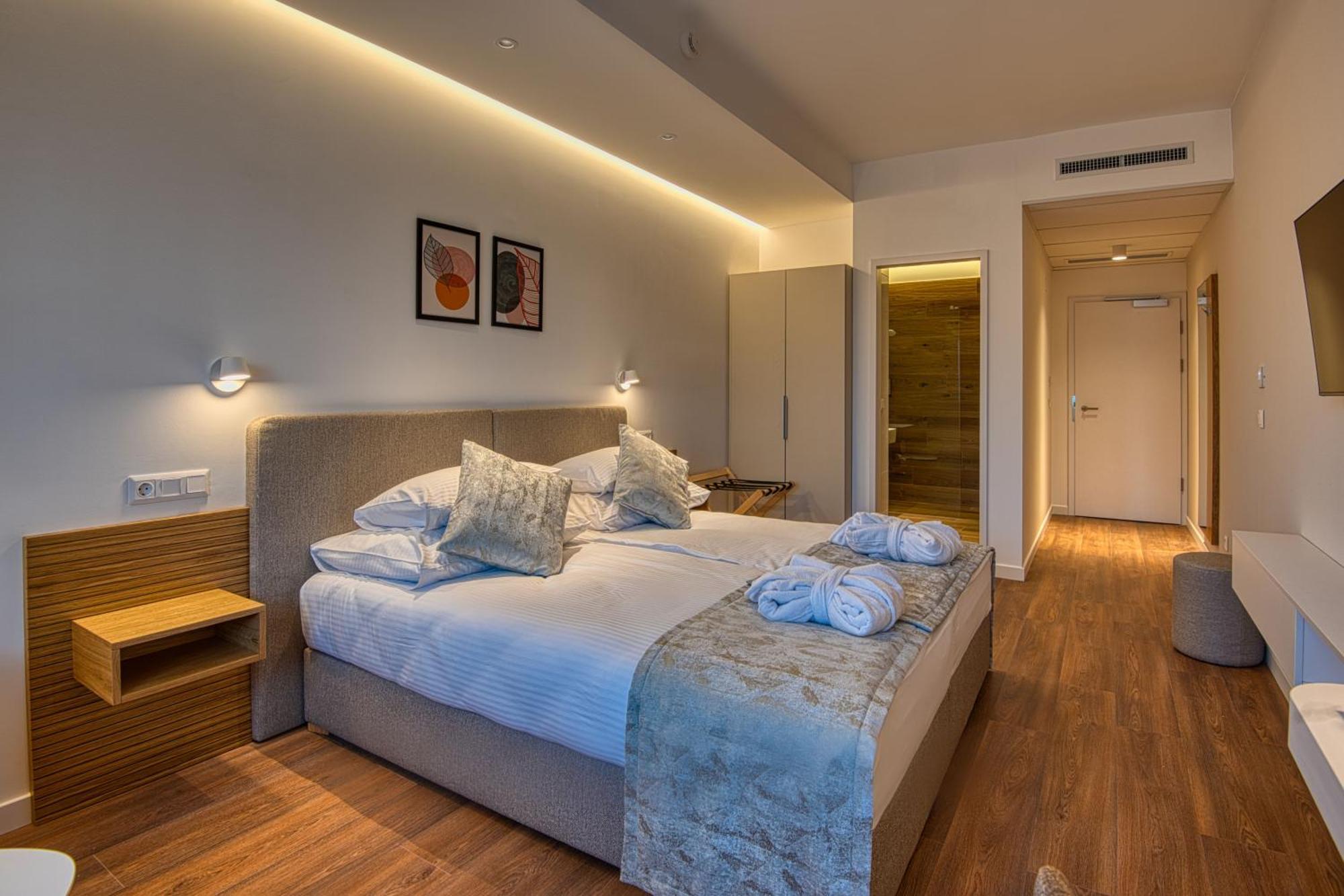 דובוגוקו Cardoner Hotel Es Konferenciakoezpont מראה חיצוני תמונה