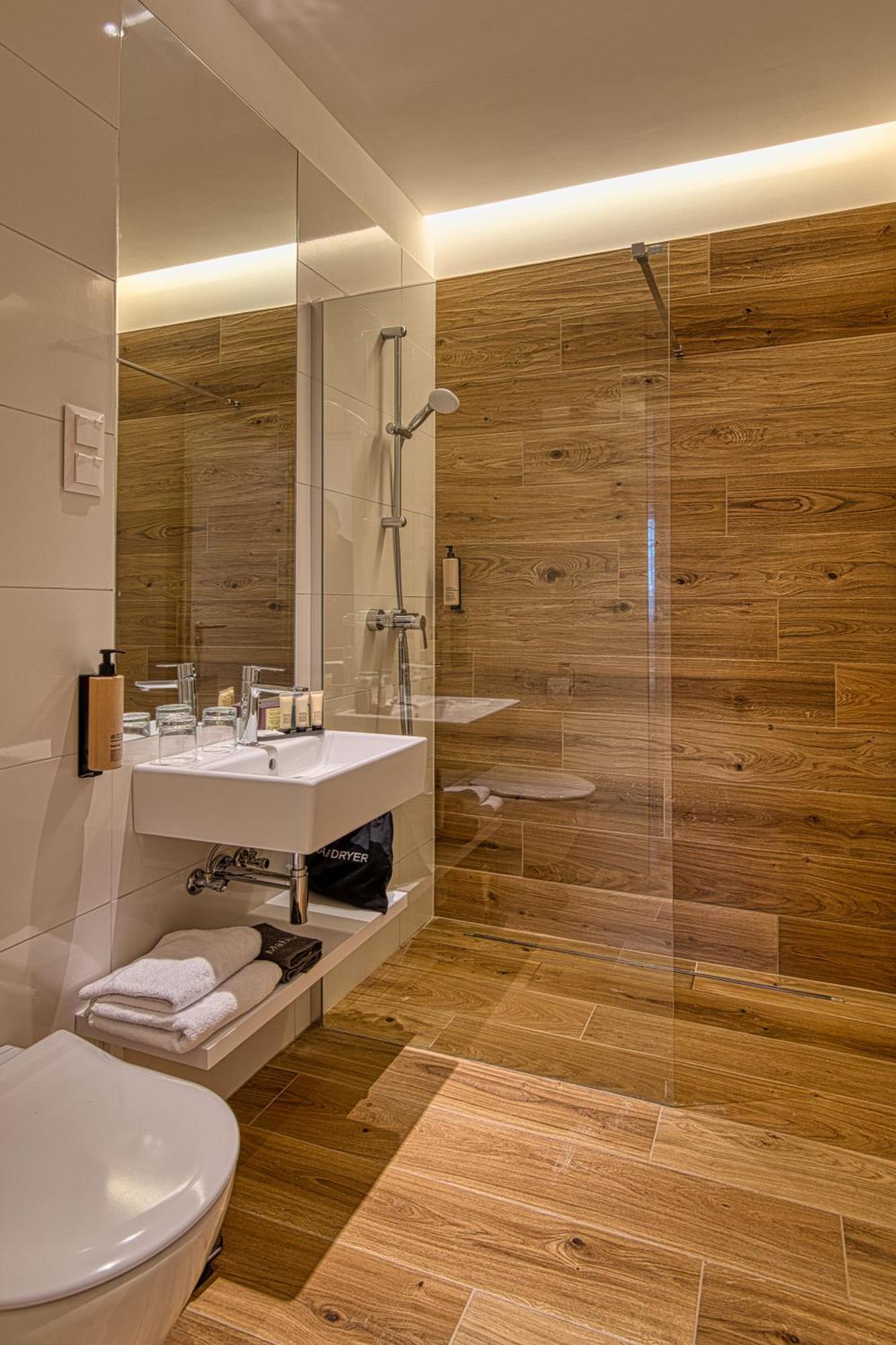 דובוגוקו Cardoner Hotel Es Konferenciakoezpont מראה חיצוני תמונה