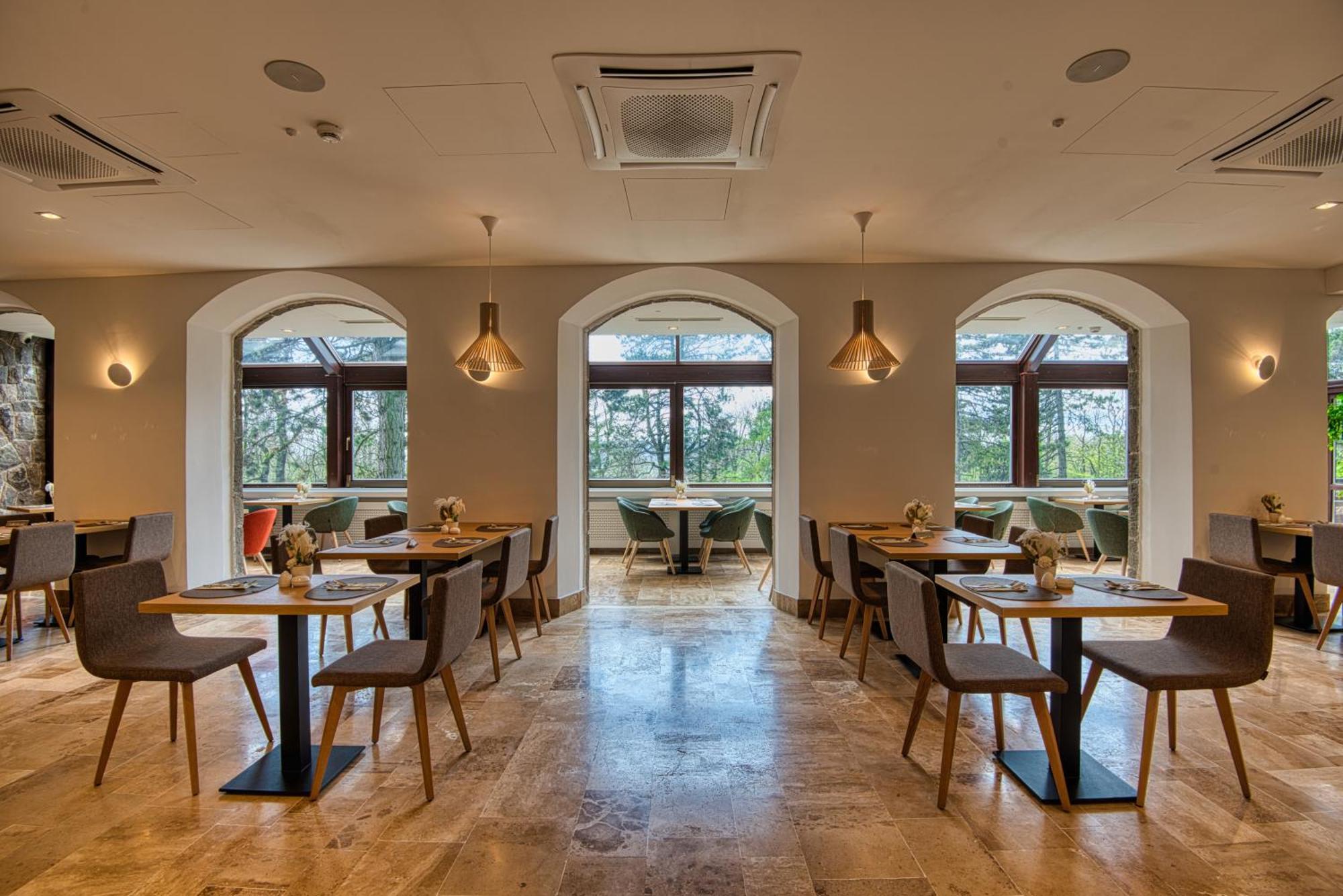 דובוגוקו Cardoner Hotel Es Konferenciakoezpont מראה חיצוני תמונה