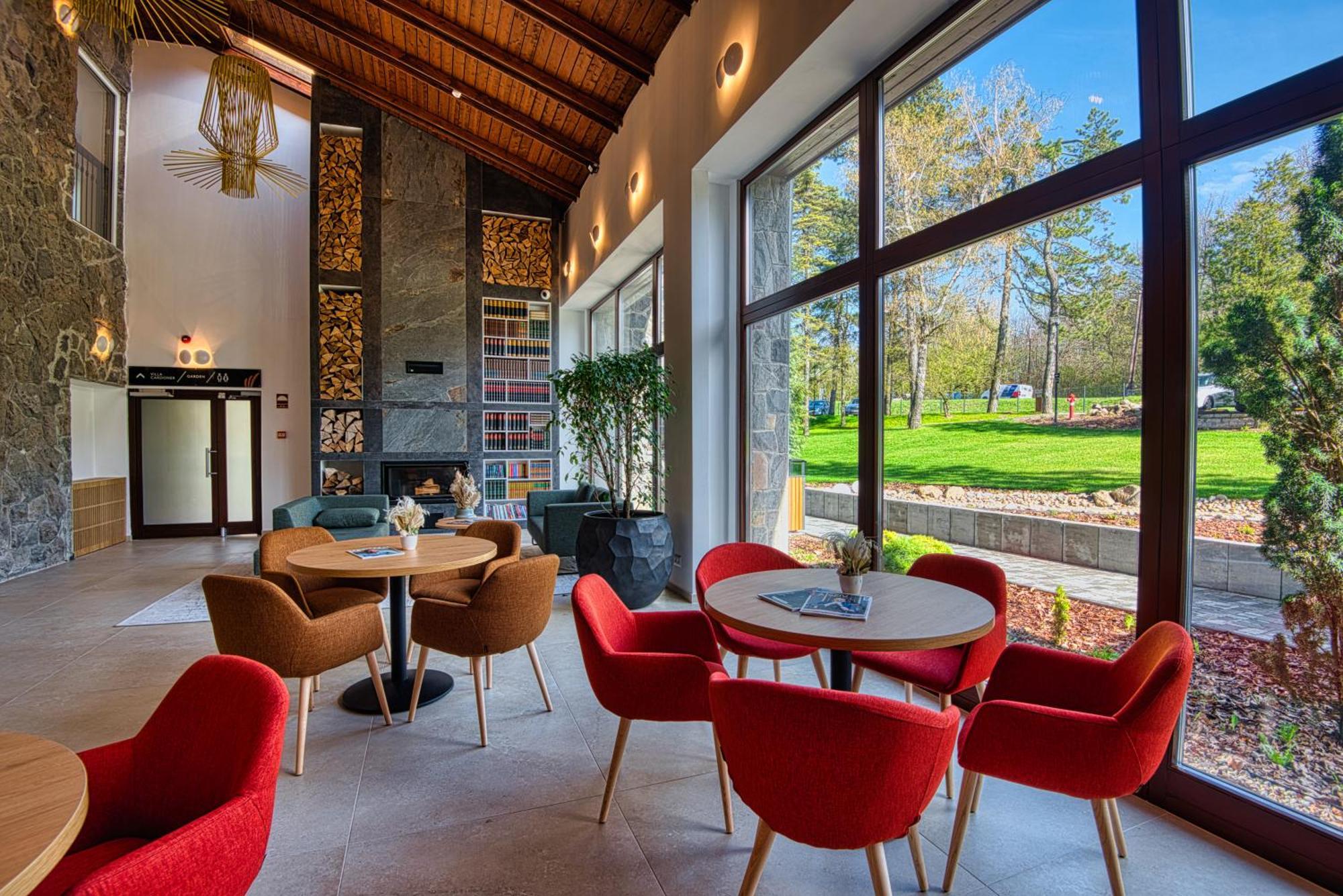 דובוגוקו Cardoner Hotel Es Konferenciakoezpont מראה חיצוני תמונה