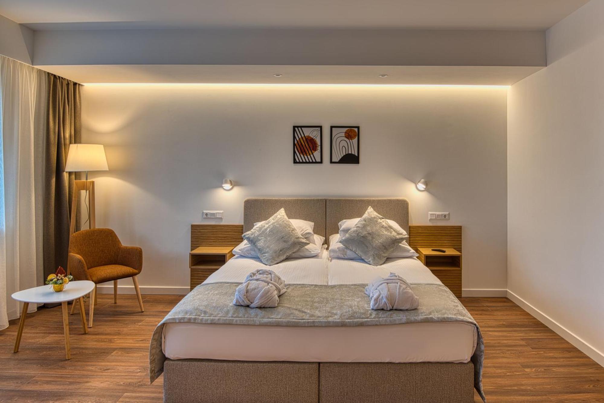 דובוגוקו Cardoner Hotel Es Konferenciakoezpont מראה חיצוני תמונה